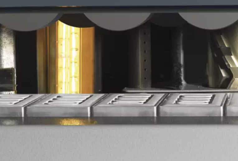 Infrarot-Heizlampe für bessere Kantenhaftung bei kalten Werkstücken